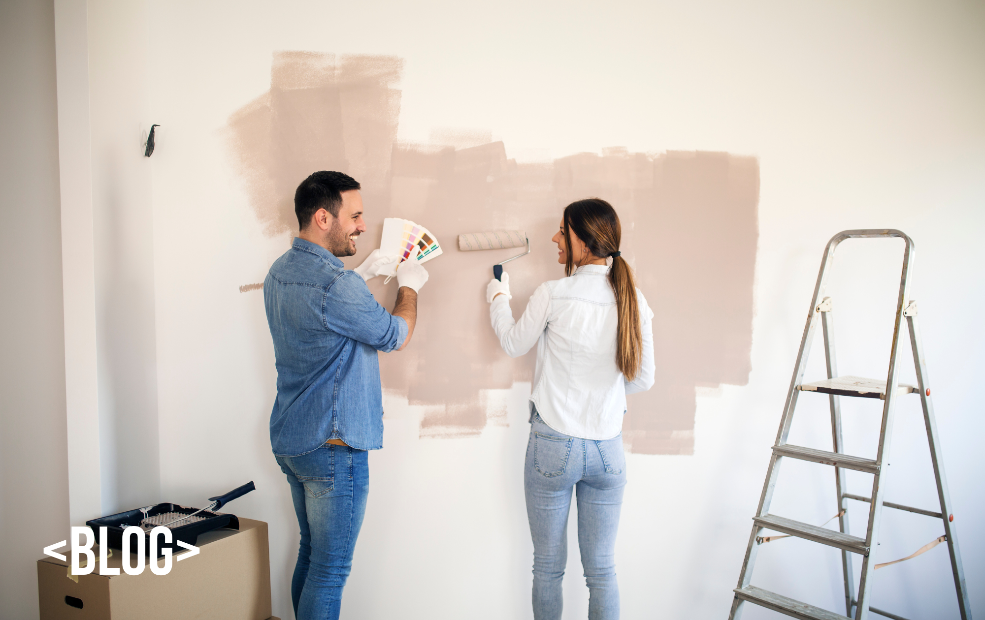 imagem descreve um casal escolhendo a cor para pintar a parede, referente ao blog o que pode ou não fazer em apartamento alugado
